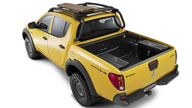 Caixas para ferramantas e acessórios, rack de teto e pranchas de desencalhe são alguns dos diferenciais da versão Savana - <a href="https://quatrorodas.abril.com.br/carros/lancamentos/mitsubishi-l200-triton-2013-689827.shtml" rel="migration">Leia mais</a>