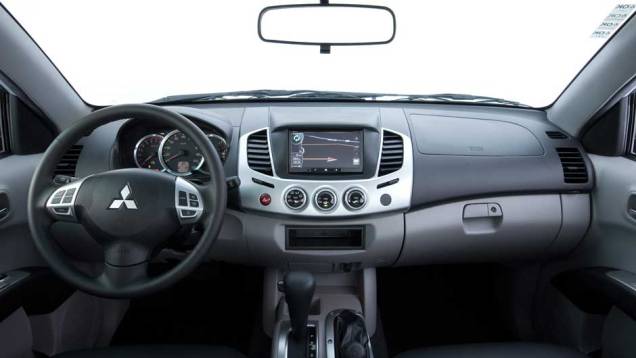 Nada mudou no painel, que mantém o acabamento sóbrio e de boa qualidade - <a href="https://quatrorodas.abril.com.br/carros/lancamentos/mitsubishi-l200-triton-2013-689827.shtml" rel="migration">Leia mais</a> Nada mudou no painel, que mantém o acabamento sóbrio e de boa qualidade - <a href="https://quatrorodas.abril.com.br/carros/lancamentos/mitsubishi-l200-triton-2013-689827.shtml" rel="migration">Leia mais</a>