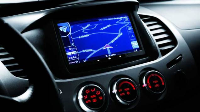 Tela sensível ao toque é o destaque no painel - <a href="https://quatrorodas.abril.com.br/carros/lancamentos/mitsubishi-l200-triton-2013-689827.shtml" rel="migration">Leia mais</a> Tela sensível ao toque é o destaque no painel - <a href="https://quatrorodas.abril.com.br/carros/lancamentos/mitsubishi-l200-triton-2013-689827.shtml" rel="migration">Leia mais</a>