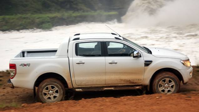 De lado, chama atenção o santantônio incorporado à carroceria, peça exclusiva da versão Limited | <a href="https://quatrorodas.abril.com.br/carros/lancamentos/ford-ranger-689994.shtml" rel="migration">Leia mais</a> De lado, chama atenção o santantônio incorporado à carroceria, peça exclusiva da versão Limited | <a href="https://quatrorodas.abril.com.br/carros/lancamentos/ford-ranger-689994.shtml" rel="migration">Leia mais</a>
