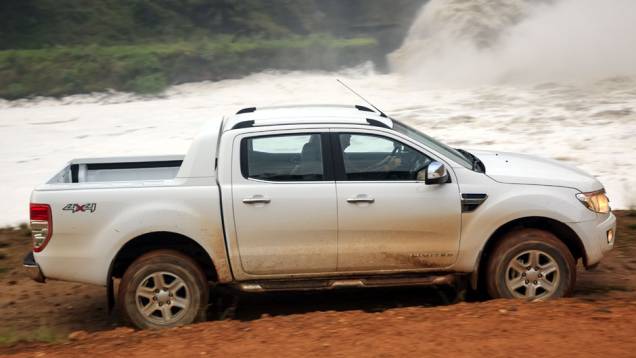 De lado, chama atenção o santantônio incorporado à carroceria, peça exclusiva da versão Limited | <a href="https://quatrorodas.abril.com.br/carros/lancamentos/ford-ranger-689994.shtml" rel="migration">Leia mais</a>