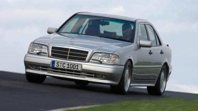 C 36 AMG: lançado em 1993, foi o primeiro carro desenvolvido pela AMG em parceria com a Mercedes-Benz