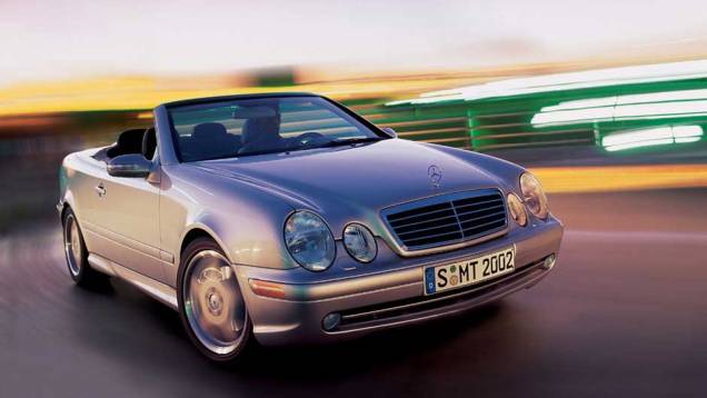 CLK 55 AMG: marcou a despedida do belo conversível em grande estilo, sendo apresentado em 2002, último ano de sua produção CLK 55 AMG: marcou a despedida do belo conversível em grande estilo, sendo apresentado em 2002, último ano de sua produção