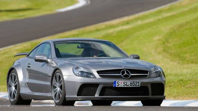 SL 65 AMG Black Series: poucas vezes se viu um carro tão poderoso quanto este cupê; o motor 6.0 V12 biturbo entregava 661 cv, levando-o aos 320 km/h SL 65 AMG Black Series: poucas vezes se viu um carro tão poderoso quanto este cupê; o motor 6.0 V12 biturbo entregava 661 cv, levando-o aos 320 km/h