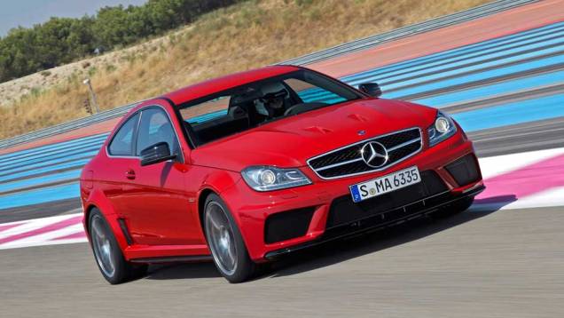 C 63 AMG Black Series: com apenas 800 unidades fabricadas, o cupê de 517 cv teve toda sua produção vendida; dez veículos vieram ao Brasil e quase todos já tem proprietário C 63 AMG Black Series: com apenas 800 unidades fabricadas, o cupê de 517 cv teve toda sua produção vendida; dez veículos vieram ao Brasil e quase todos já tem proprietário