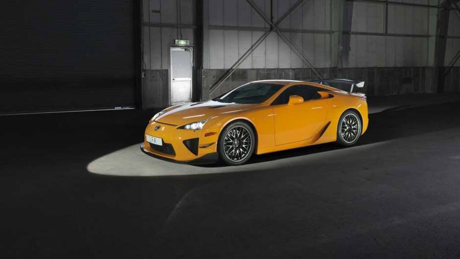 Lexus LFA tem apenas 500 unidades produzidas | <a href="https://quatrorodas.abril.com.br/salao-do-automovel/2012/carros/lexus-lfa-703969.shtml" rel="migration">Leia mais</a>