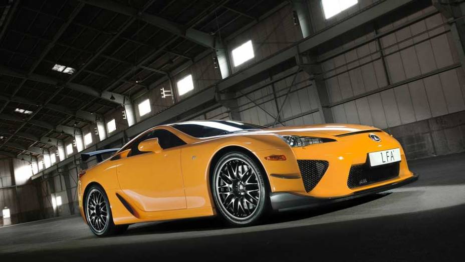 Dos 500 exemplares fabricados, 50 terão o kit Nürburgring, com melhorias aerodinâmicas | <a href="https://quatrorodas.abril.com.br/salao-do-automovel/2012/carros/lexus-lfa-703969.shtml" rel="migration">Leia mais</a>