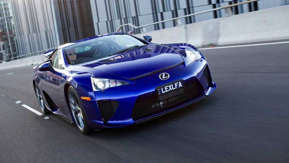 LFA custa a partir de US$ 375 mil nos Estados Unidos | <a href="https://quatrorodas.abril.com.br/salao-do-automovel/2012/carros/lexus-lfa-703969.shtml" rel="migration">Leia mais</a>