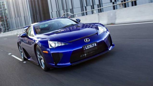 LFA custa a partir de US$ 375 mil nos Estados Unidos | <a href="https://quatrorodas.abril.com.br/salao-do-automovel/2012/carros/lexus-lfa-703969.shtml" rel="migration">Leia mais</a>