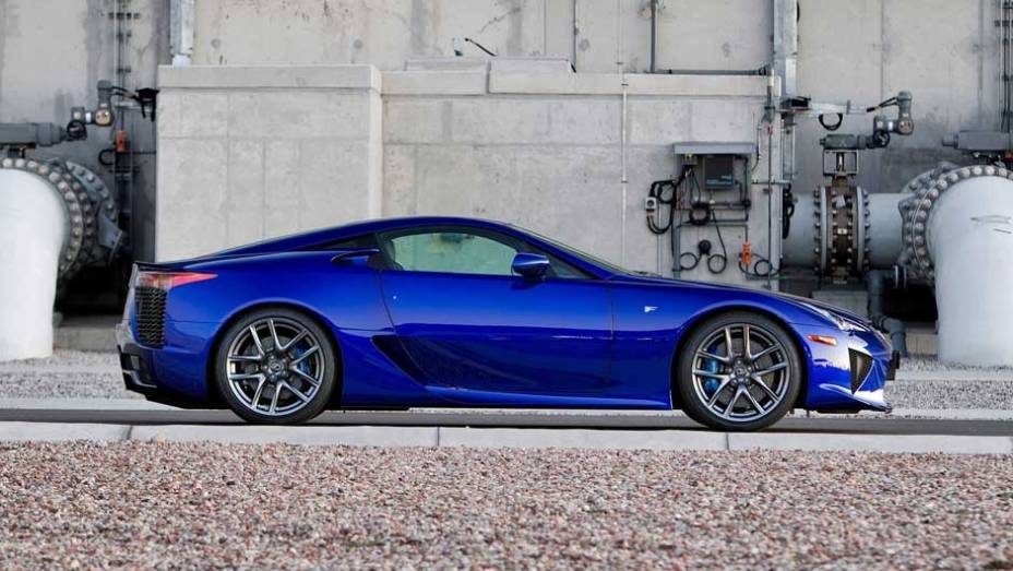 LFA é capaz de acelerar aos 100 km/h em 3s6 e atingir a velocdade máxima de 325 km/h, segundo a Lexus | <a href="https://quatrorodas.abril.com.br/salao-do-automovel/2012/carros/lexus-lfa-703969.shtml" rel="migration">Leia mais</a>