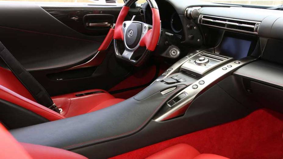 Interior do modelo pode ser customizado de acordo com o gosto do cliente | <a href="https://quatrorodas.abril.com.br/salao-do-automovel/2012/carros/lexus-lfa-703969.shtml" rel="migration">Leia mais</a>