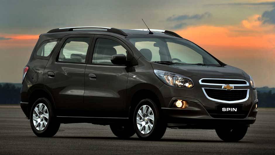 Completamente projetada no Brasil, a Spin n&atilde;o esconde a inspira&ccedil;&atilde;o nos modelos mais recentes da GM | <a href="https://quatrorodas.abril.com.br/carros/lancamentos/chevrolet-spin-690674.shtml" rel="migration">Leia mais</a>