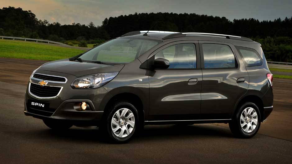 A grade bipartida e os far&oacute;is grandes entregam o DNA Chevrolet | <a href="https://quatrorodas.abril.com.br/carros/lancamentos/chevrolet-spin-690674.shtml" rel="migration">Leia mais</a>