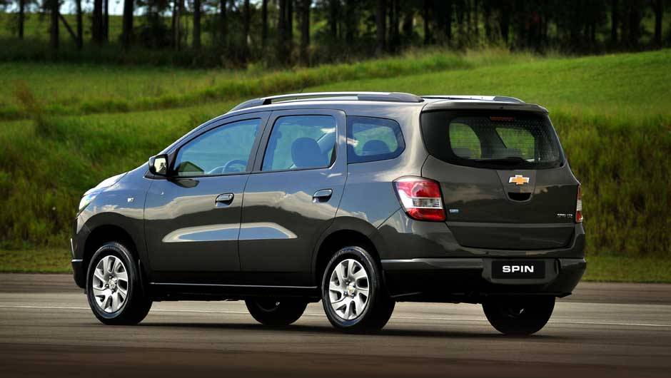 Teto elevado e traseira com corte quase reto: tudo em nome do espa&ccedil;o para levar at&eacute; sete passageiros | <a href="https://quatrorodas.abril.com.br/carros/lancamentos/chevrolet-spin-690674.shtml" rel="migration">Leia mais</a>