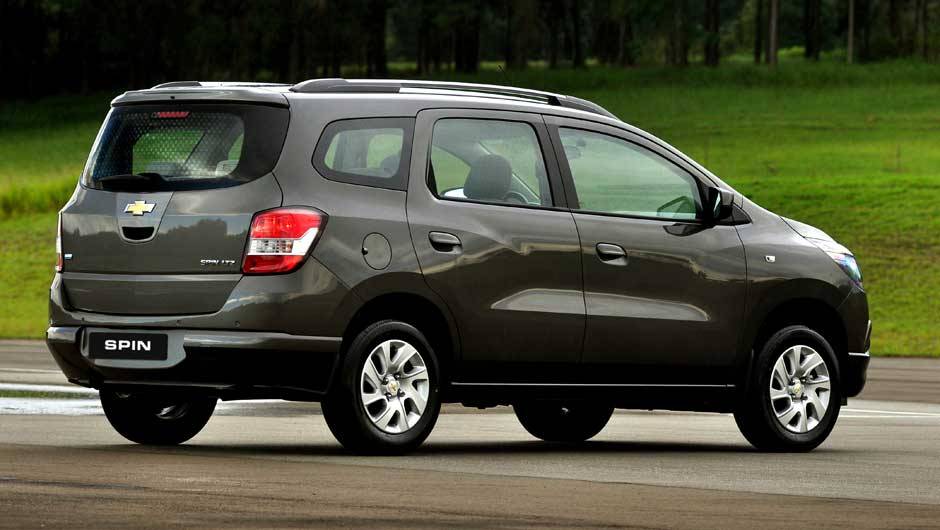 A linha de cintura bastante alta e os vincos na carroceria identificam a Spin | <a href="https://quatrorodas.abril.com.br/carros/lancamentos/chevrolet-spin-690674.shtml" rel="migration">Leia mais</a>