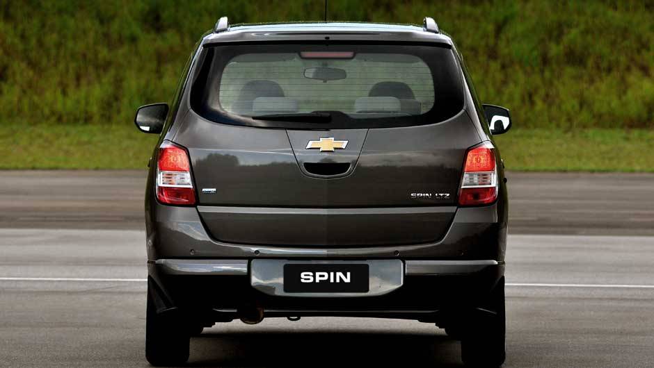 Se a dianteira tem tra&ccedil;os quase rebuscados, a traseira adota um visual mais limpo | <a href="https://quatrorodas.abril.com.br/carros/lancamentos/chevrolet-spin-690674.shtml" rel="migration">Leia mais</a>