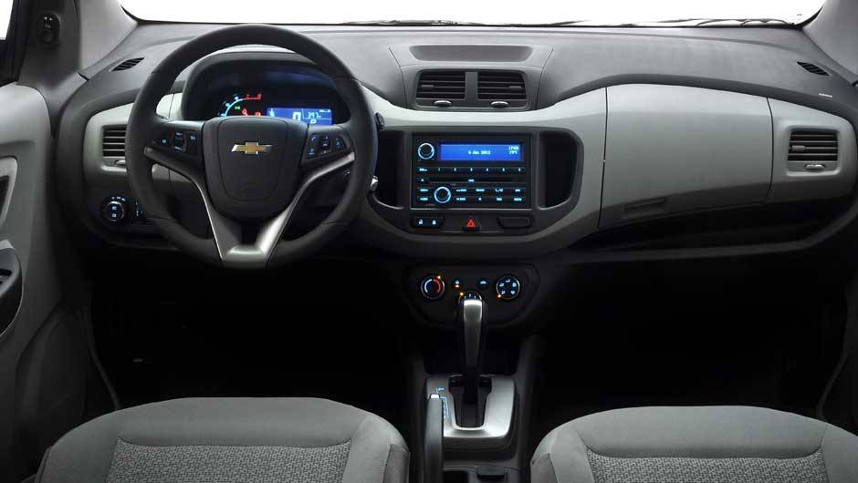 O interior lembra o sed&atilde; Cobalt, mas tem v&aacute;rios porta-objetos espalhados pela cabine | <a href="https://quatrorodas.abril.com.br/carros/lancamentos/chevrolet-spin-690674.shtml" rel="migration">Leia mais</a>