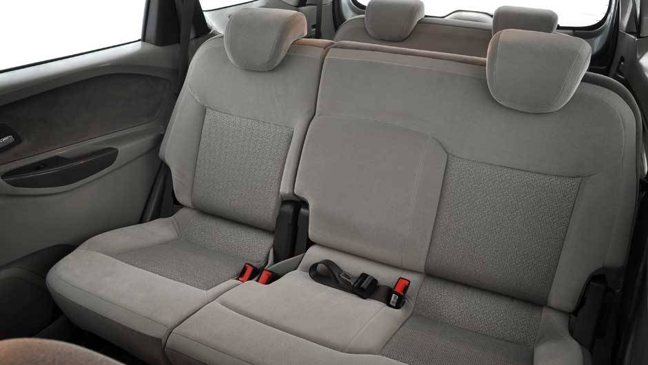 A fileira central de bancos oferece espa&ccedil;o para tr&ecirc;s pessoas; mais atr&aacute;s ficam os dois assentos extras, adequados para o transporte de crian&ccedil;as | <a href="https://quatrorodas.abril.com.br/carros/chevrolet-spin-690674.shtml" rel="migration">Leia mais</a>