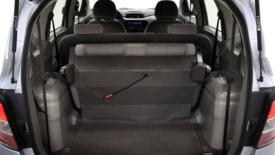 Com os bancos extras rebatidos, a capacidade do porta-malas supera os 700 litros | <a href="https://quatrorodas.abril.com.br/carros/chevrolet-spin-690674.shtml" rel="migration">Leia mais</a>