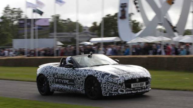 O novo F-Type, futuro lançamento da Jaguar, deu as caras numa aparição surpresa