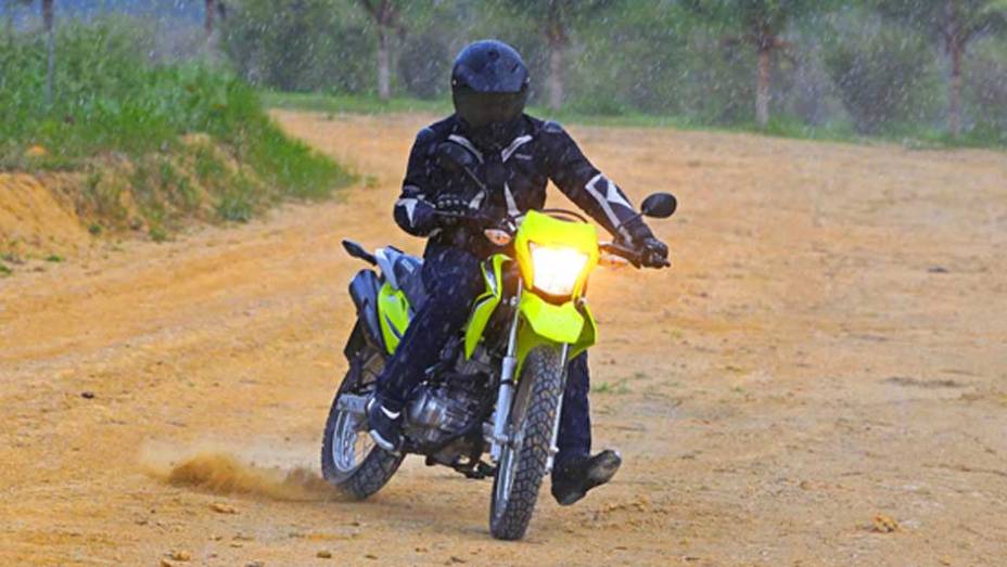 Assim como no modelo anterior, a Bros terá versões ES e ESD | <a href="https://quatrorodas.abril.com.br/moto/noticias/nxr-150-bros-quase-inalterada-691995" rel="migration"></a>