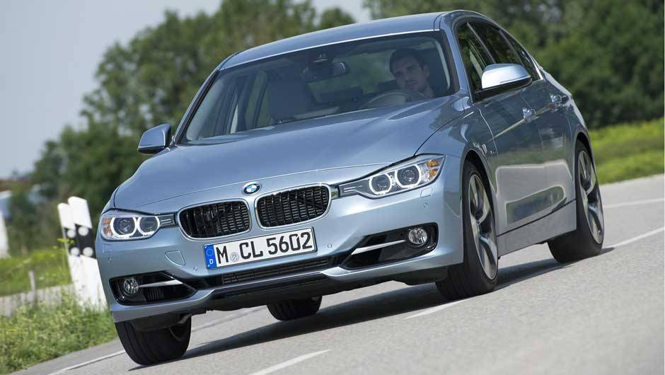 A vers&atilde;o ecol&oacute;gica do S&eacute;rie 3 n&atilde;o &eacute; apenas fachada: o ActiveHybrid3 incorpora tecnologias sustent&aacute;veis | <a href="https://quatrorodas.abril.com.br/noticias/bmw-lanca-serie-3-activehybrid-reino-unido-324462_p.shtml" target="_blank" rel="migration">Leia mais</a>