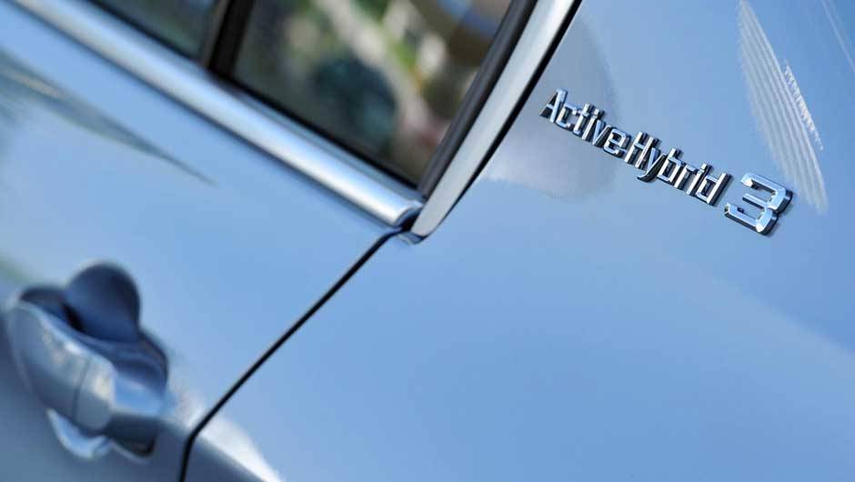 A BMW promete consumo m&eacute;dio de 16,9 km/l e baixa emiss&atilde;o de poluentes com desempenho de esportivo | <a href="https://quatrorodas.abril.com.br/noticias/bmw-lanca-serie-3-activehybrid-reino-unido-324462_p.shtml" target="_blank" rel="migration">Leia mais</a>