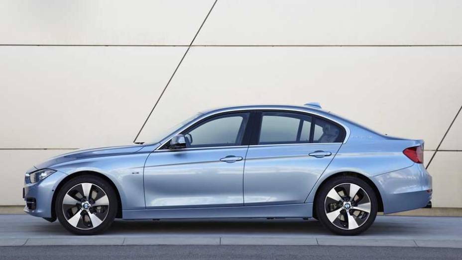 É preciso ser bastante detalhista para diferenciar o ActiveHybrid3 das outras versões do Série 3 | <a href="https://quatrorodas.abril.com.br/noticias/bmw-lanca-serie-3-activehybrid-reino-unido-324462_p.shtml" target="_blank" rel="migration">Leia mais</a>