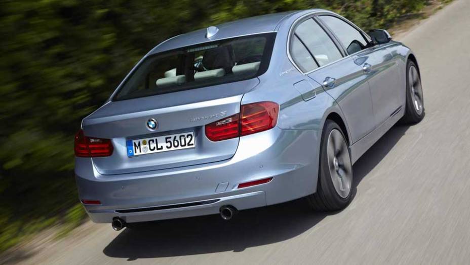 Os logotipos nas colunas C e na traseira entregam a alma sustentável do carro | <a href="https://quatrorodas.abril.com.br/noticias/bmw-lanca-serie-3-activehybrid-reino-unido-324462_p.shtml" target="_blank" rel="migration">Leia mais</a>