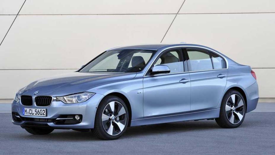 De resto, o estilo é o mesmo da recém-apresentada sexta geração do sedã | <a href="https://quatrorodas.abril.com.br/noticias/bmw-lanca-serie-3-activehybrid-reino-unido-324462_p.shtml" target="_blank" rel="migration">Leia mais</a>