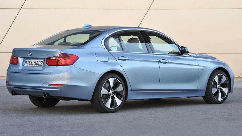 As ponteiras de escapamento receberam acabamento exclusivo nesta versão | <a href="https://quatrorodas.abril.com.br/noticias/bmw-lanca-serie-3-activehybrid-reino-unido-324462_p.shtml" target="_blank" rel="migration">Leia mais</a>