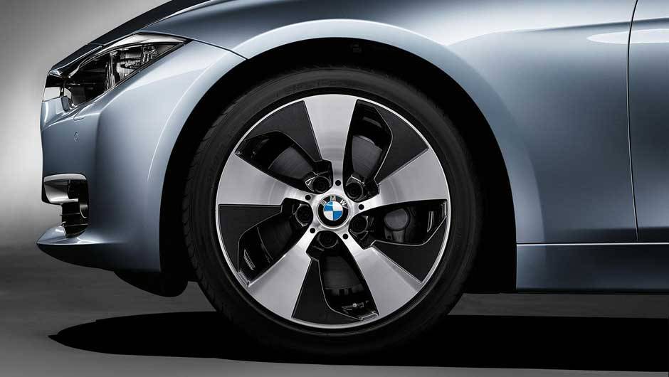 Al&eacute;m de bonitas, as rodas de liga leve tem linhas aerodin&acirc;micas que ajudam a economizar combust&iacute;vel | <a href="https://quatrorodas.abril.com.br/noticias/bmw-lanca-serie-3-activehybrid-reino-unido-324462_p.shtml" target="_blank" rel="migration">Leia mais</a>