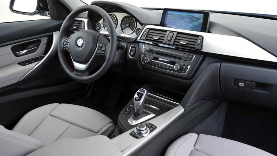 O interior também lembra muito as outras configurações do Série 3 | <a href="https://quatrorodas.abril.com.br/noticias/bmw-lanca-serie-3-activehybrid-reino-unido-324462_p.shtml" target="_blank" rel="migration">Leia mais</a>