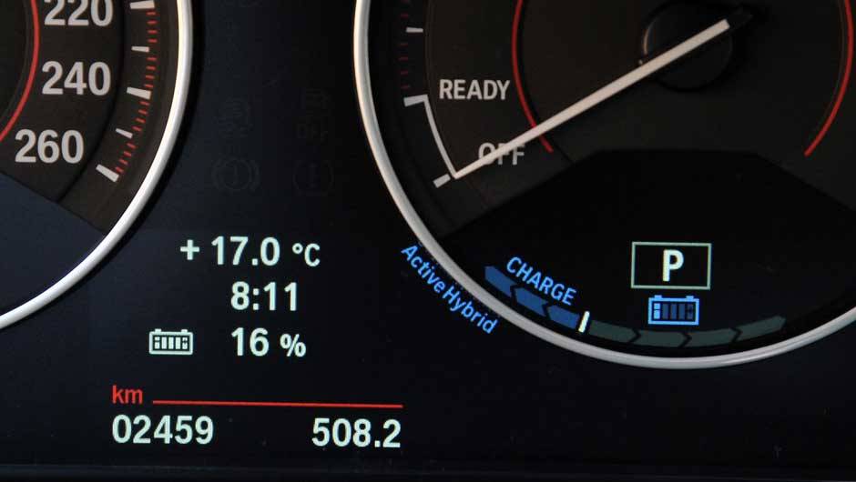 Apenas detalhes como o indicador de bateria do motor el&eacute;trico entregam que este &eacute; um ve&iacute;culo h&iacute;brido | <a href="https://quatrorodas.abril.com.br/noticias/bmw-lanca-serie-3-activehybrid-reino-unido-324462_p.shtml" target="_blank" rel="migration">Leia mais</a>