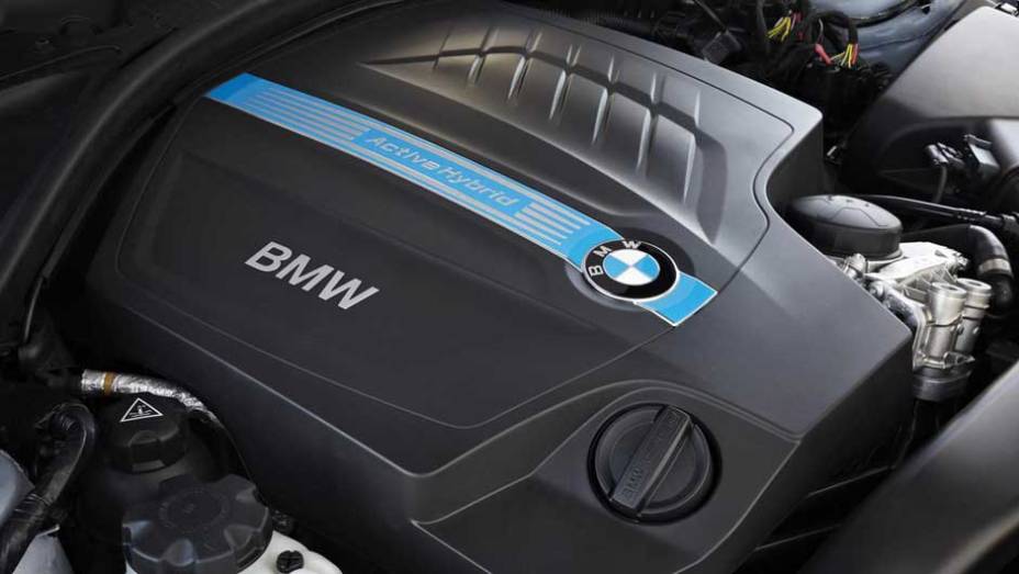 Debaixo do capô ficam o motor 3.0 de seis cilindros a gasolina e o motor elétrico, que juntos geram 340 cv | <a href="https://quatrorodas.abril.com.br/noticias/bmw-lanca-serie-3-activehybrid-reino-unido-324462_p.shtml" target="_blank" rel="migration">Leia mais</a>