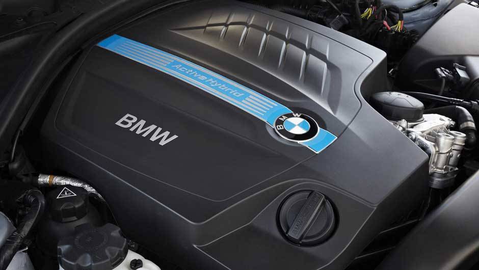 Debaixo do cap&ocirc; ficam o motor 3.0 de seis cilindros a gasolina e o motor el&eacute;trico, que juntos geram 340 cv | <a href="https://quatrorodas.abril.com.br/noticias/bmw-lanca-serie-3-activehybrid-reino-unido-324462_p.shtml" target="_blank" rel="migration">Leia mais</a>