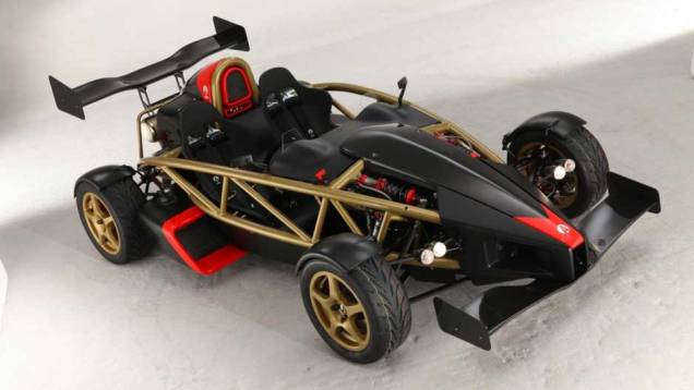 Ariel Atom básico usa motor 2.4 do Honda Civic Si,com 245 cavalos de potência e 21,2 mkgf de torque. Pesando 607 kg, ele acelera aos 100 km/h em 2s8 e vai a 250 km/h. Sua versão topo de linha pesa 550 kg e usa um 3.0 V8 com 500 cv e 40,9 mkgf de força. Va Ariel Atom básico usa motor 2.4 do Honda Civic Si,com 245 cavalos de potência e 21,2 mkgf de torque. Pesando 607 kg, ele acelera aos 100 km/h em 2s8 e vai a 250 km/h. Sua versão topo de linha pesa 550 kg e usa um 3.0 V8 com 500 cv e 40,9 mkgf de força. Va