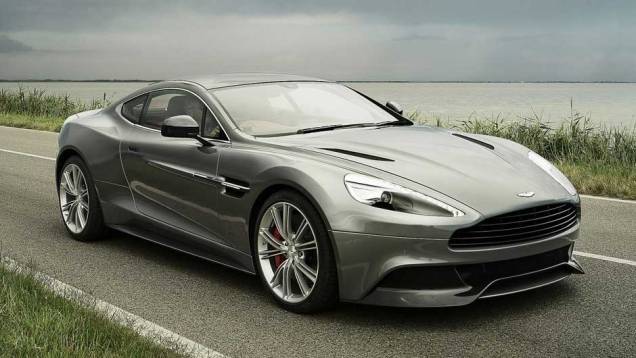 Novo Aston Martin Vanquish utiliza um motor 6.0 V12 com 565 cavalos de potência e 63,2 mkgf de torque, câmbio automático de seis marchas e tração traseira. Acelera aos 100 km/h em 4s1 e chega aos 295 km/h de velocidade máxima!