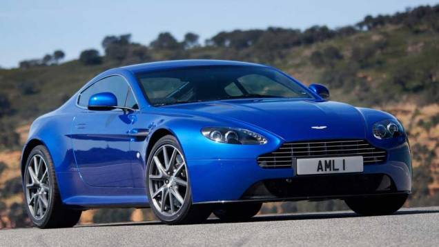 O Aston Martin Vantage S é o esportivo de entrada da marca britânica. Além do (forte) apelo visual, o modelo utiliza um 4.7 V8 aspirado, capaz de produzir 436 cavalos de potência a 7.300 rpm e 50 mkgf de força a 5.000 rpm