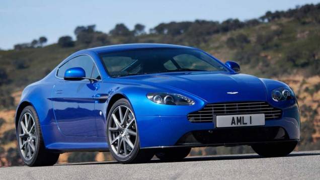 O Aston Martin Vantage S é o esportivo de entrada da marca britânica. Além do (forte) apelo visual, o modelo utiliza um 4.7 V8 aspirado, capaz de produzir 436 cavalos de potência a 7.300 rpm e 50 mkgf de força a 5.000 rpm O Aston Martin Vantage S é o esportivo de entrada da marca britânica. Além do (forte) apelo visual, o modelo utiliza um 4.7 V8 aspirado, capaz de produzir 436 cavalos de potência a 7.300 rpm e 50 mkgf de força a 5.000 rpm