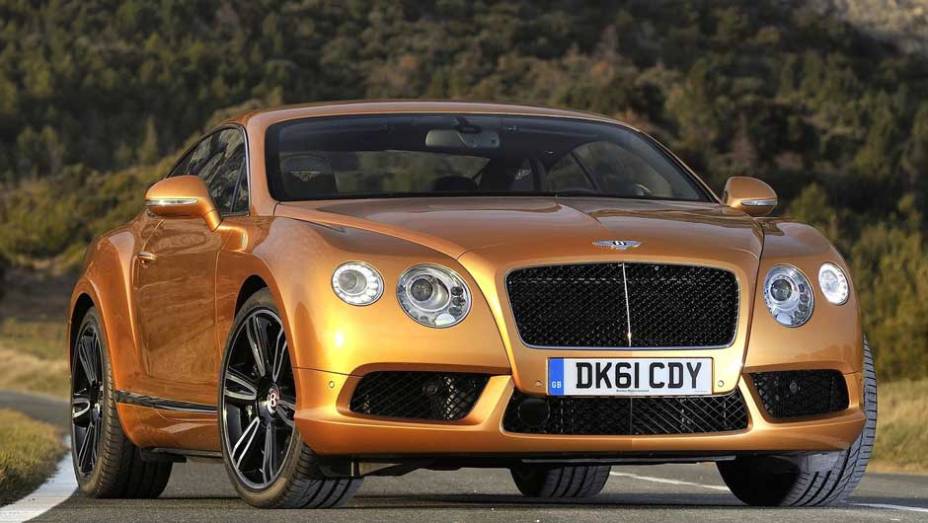 Para reduzir as emissões de poluentes, o Bentley Continental GT teve o motor 6.0 W12 substituído por um "mero" 4.0 V8 biturbo. A emissão de poluentes e o consumo de combustível foram reduzidos em 40%, segundo a marca. Mesmo assim, ele faz de 0 a 100 km/h