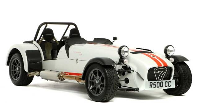 Apesar do visual antigo e conservador, o veículo topo de linha da Caterham, CSR260, utiliza um motor 2.3 16V Duratec, preparado pela Cosworth, capaz de gerar 260 cavalos de potência e 20,4 mkgf de torque. Pesando 575 kg, ele acelera aos 100 km/h em 3s1 Apesar do visual antigo e conservador, o veículo topo de linha da Caterham, CSR260, utiliza um motor 2.3 16V Duratec, preparado pela Cosworth, capaz de gerar 260 cavalos de potência e 20,4 mkgf de torque. Pesando 575 kg, ele acelera aos 100 km/h em 3s1