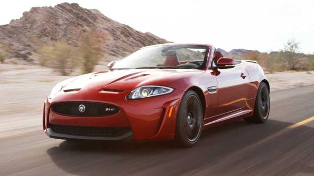 Fundada em 1922, a Jaguar tem investido em automóveis mais modernos, além de menos clássicos e sóbrios. Um bom exemplo é o XKR-S conversível, esportivo de dois lugares com motor 5.0 V8 supercharger com 550 cavalos de potência e 69,3 mkgf de torque. A velo Fundada em 1922, a Jaguar tem investido em automóveis mais modernos, além de menos clássicos e sóbrios. Um bom exemplo é o XKR-S conversível, esportivo de dois lugares com motor 5.0 V8 supercharger com 550 cavalos de potência e 69,3 mkgf de torque. A velo