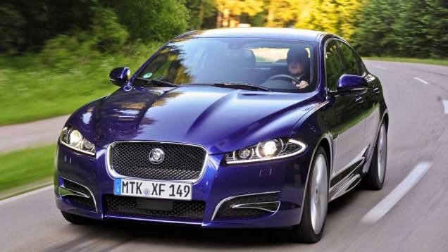 Jaguar XF conta com diversas tecnologias de ponta, como faróis de xenon, tela touch screen de 7" e pode ser equipado com sistema de som de 1.200W e 17 alto-falantes