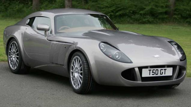 Fundada em 1959, a Marcos é uma marca de esportivos britânica que viveu diversas crises financeiras em sua história. Seu modelo mais recente foi lançado em 2005, e utiliza um motor 6.0 V8 capaz de gerar até 462 cv Fundada em 1959, a Marcos é uma marca de esportivos britânica que viveu diversas crises financeiras em sua história. Seu modelo mais recente foi lançado em 2005, e utiliza um motor 6.0 V8 capaz de gerar até 462 cv