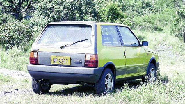 Uno 1.5 R: lançado em 1987, chamava atenção pela aparência invocada, realçada por detalhes como a tampa traseira fosca e as faixas decorativas nas laterais