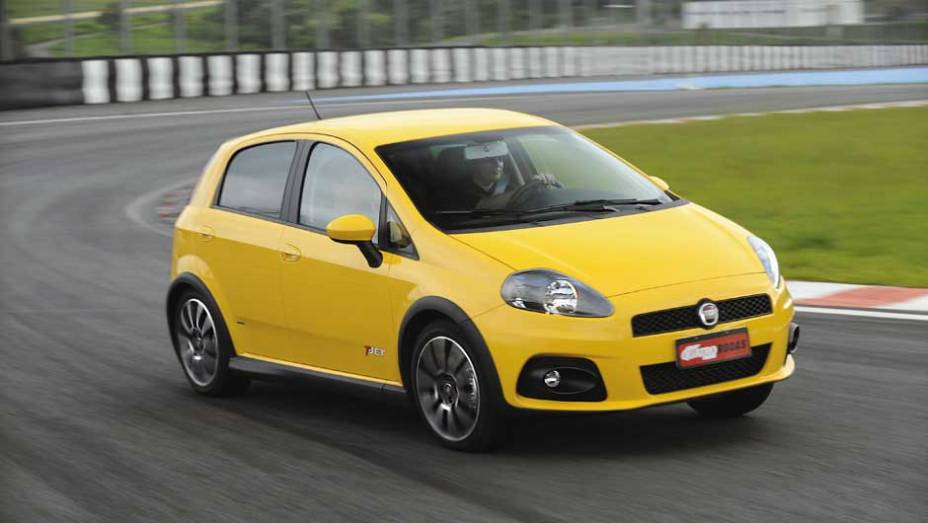 Punto T-Jet: o motor 1.4 turbinado com 152 cv garante altas doses de diversão, principalmente pela suspensão mais rígida que faz o carro rolar menos nas curvas