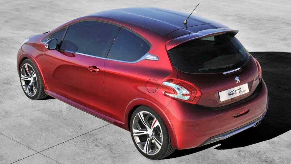 Peugeot confirmou a versão de produção do 208 GTI para o Salão de Paris deste ano. Versão conceitual foi mostrada em Genebra. <a href="https://quatrorodas.abril.com.br/noticias/fabricantes-peugeot-208-gti-sera-mostrado-paris-325335_p.shtml" rel="migration">Leia mais</a>