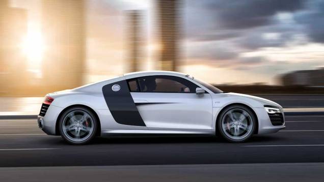 Audi R8 ganhou nova opção de motor V10 | <a href="https://quatrorodas.abril.com.br/noticias/audi-divulga-face-lift-325600_p.shtml" target="_blank" rel="migration">Leia mais</a>
