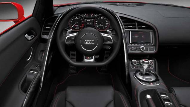 Audi R8 2013 teve o câmbio R tronic substituído pelo S tronic, de dupla embreagem | <a href="https://quatrorodas.abril.com.br/noticias/audi-divulga-face-lift-325600_p.shtml" target="_blank" rel="migration">Leia mais</a>